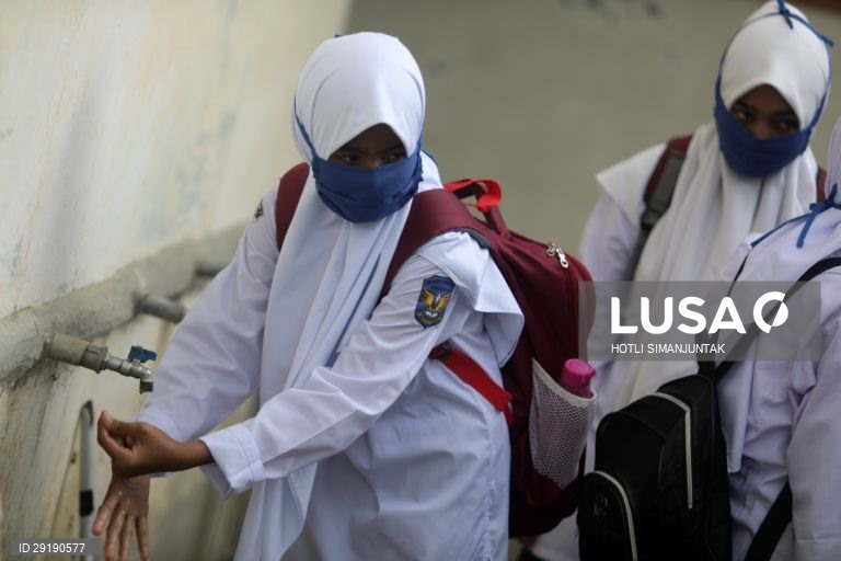 Aberturas de aulas na Indonésia.