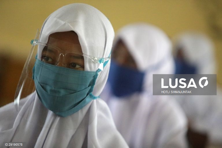 Aberturas de aulas na Indonésia.