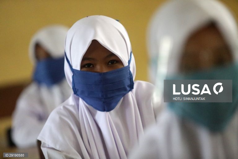 Aberturas de aulas na Indonésia.