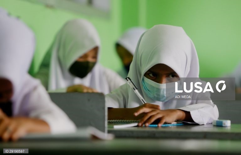 Aberturas de aulas na Indonésia.