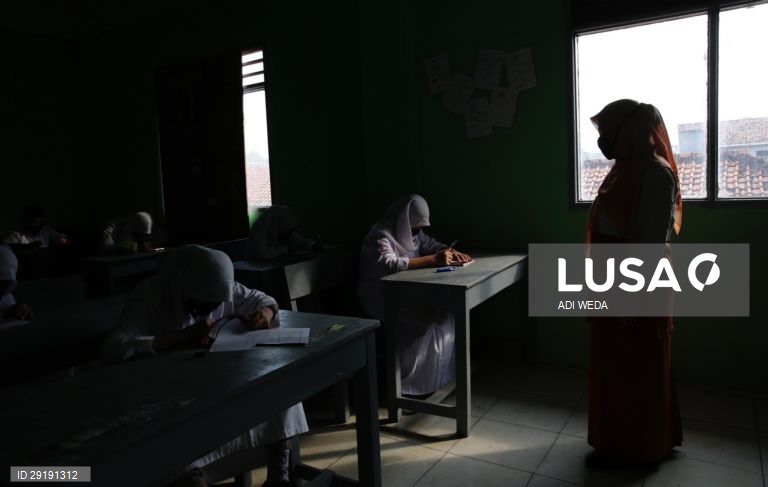 Aberturas de aulas na Indonésia.