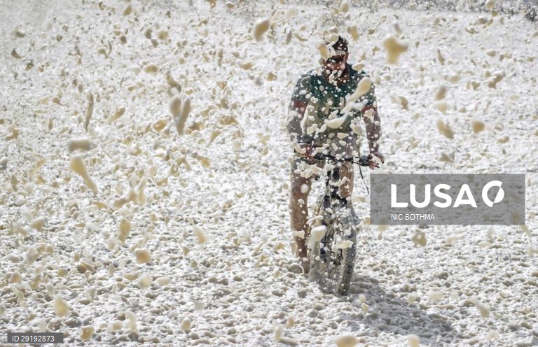 África do Sul: Tempestade marítima ao largo da Cidade do Cabo