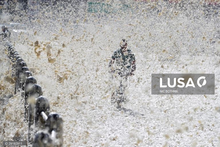 África do Sul: Tempestade marítima ao largo da Cidade do Cabo