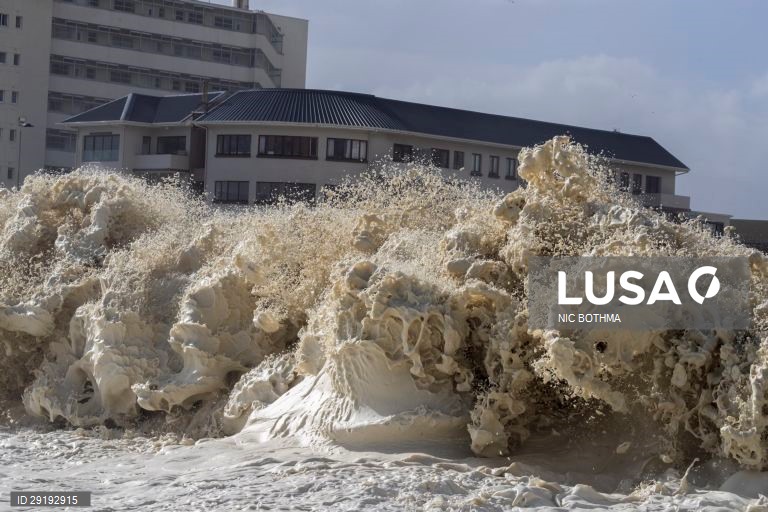 África do Sul: Tempestade marítima ao largo da Cidade do Cabo