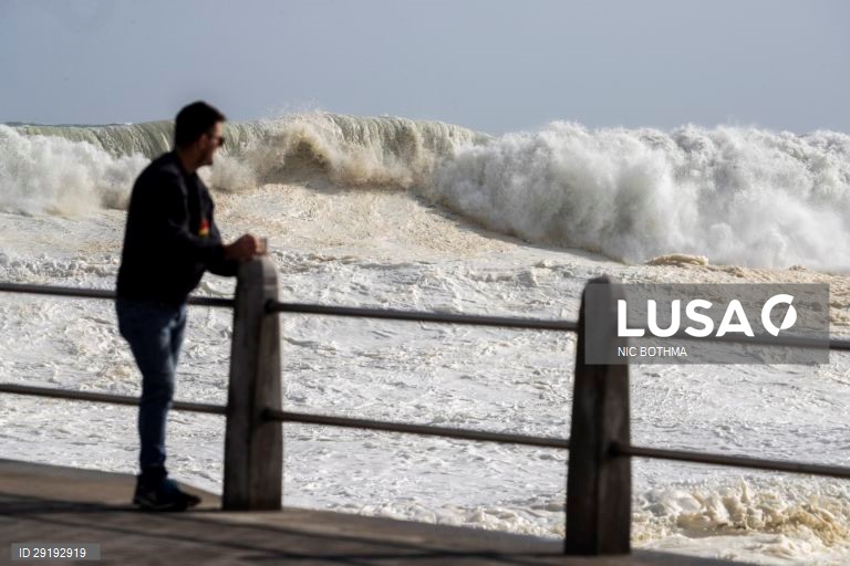 África do Sul: Tempestade marítima ao largo da Cidade do Cabo