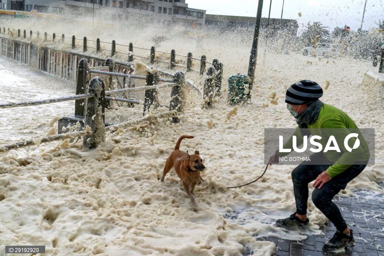 África do Sul: Tempestade marítima ao largo da Cidade do Cabo