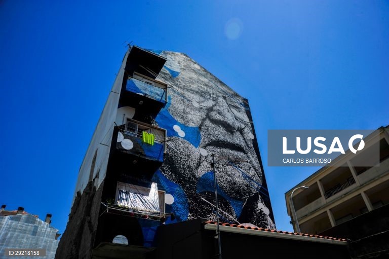 (foto 13 de 22) O mural do artista Daniel Eime, pintado na parede de um prédio no âmbito do Festival Artístico de Linguagem Urbana (FALU), nas Caldas da Rainha, 16 de julho de 2020 (disponibilizada a 17 de julho de 2020). A primeira fase do Festival Artístico de Linguagem Urbana, trouxe à cidade das Caldas da Rainha quatro artistas que desenharam e pintaram quatro paredes de edifícios na cidade. Coube ainda a uma dupla caldense ficar com a parede de um quinto edifício, num 'open call'. A...