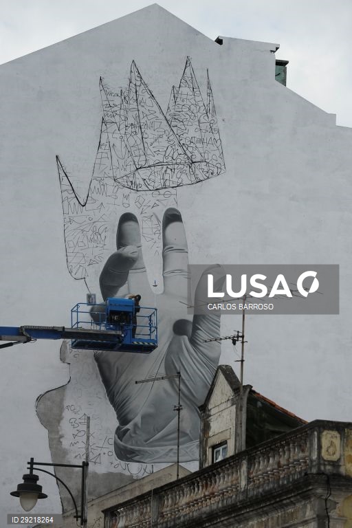 (foto 21 de 22) O artista Nuno Viegas pinta um mural na parede de um prédio no âmbito do Festival Artístico de Linguagem Urbana (FALU), nas Caldas da Rainha, 13 de junho de 2020 (disponibilizada a 17 de julho de 2020). A primeira fase do Festival Artístico de Linguagem Urbana, trouxe à cidade das Caldas da Rainha quatro artistas que desenharam e pintaram quatro paredes de edifícios na cidade. Coube ainda a uma dupla caldense ficar com a parede de um quinto edifício, num 'open call'. A segunda...