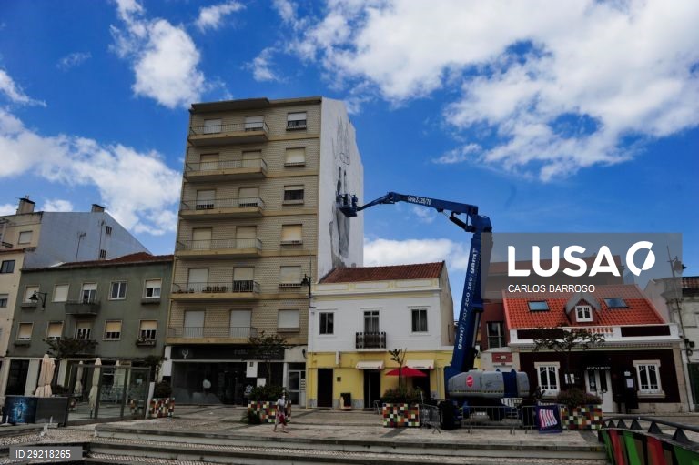 (foto 22 de 22) O artista Nuno Viegas pinta um mural na parede de um prédio no âmbito do Festival Artístico de Linguagem Urbana (FALU), nas Caldas da Rainha, 13 de junho de 2020 (disponibilizada a 17 de julho de 2020). A primeira fase do Festival Artístico de Linguagem Urbana, trouxe à cidade das Caldas da Rainha quatro artistas que desenharam e pintaram quatro paredes de edifícios na cidade. Coube ainda a uma dupla caldense ficar com a parede de um quinto edifício, num 'open call'. A segunda...