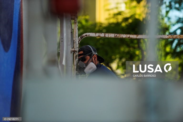 (foto 2 de 22) O artista Pedro Empis “Akacorleone” pinta um mural na parede de um prédio no âmbito do Festival Artístico de Linguagem Urbana (FALU), nas Caldas da Rainha, 17 de junho de 2020 (disponibilizada a 17 de julho de 2020). A primeira fase do Festival Artístico de Linguagem Urbana, trouxe à cidade das Caldas da Rainha quatro artistas que desenharam e pintaram quatro paredes de edifícios na cidade. Coube ainda a uma dupla caldense ficar com a parede de um quinto edifício, num 'open...