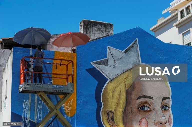 (foto 10 de 22) Os artista Constança e João Margarido “C’Marie &Egrito” pintam um mural a parede de um prédio no âmbito do Festival Artístico de Linguagem Urbana (FALU), nas Caldas da Rainha, 14 de julho de 2020 (disponibilizada a 17 de julho de 2020). A primeira fase do Festival Artístico de Linguagem Urbana, trouxe à cidade das Caldas da Rainha quatro artistas que desenharam e pintaram quatro paredes de edifícios na cidade. Coube ainda a uma dupla caldense ficar com a parede de um quinto...