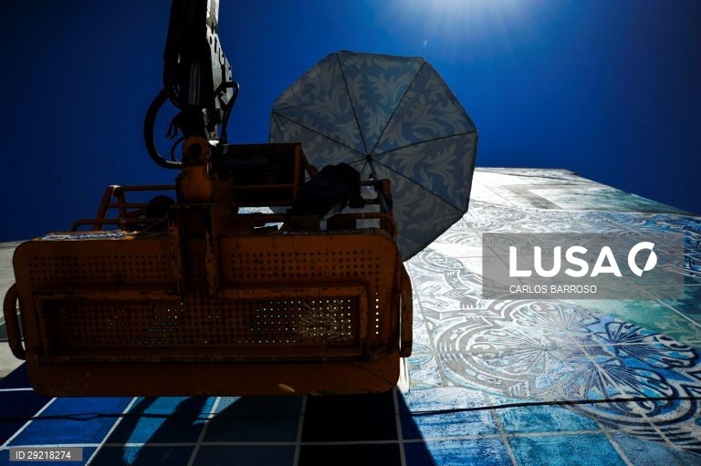 (foto 17 de 22) O artista Diogo Machado "Add Fuel" pinta um mural na parede de um prédio no âmbito do Festival Artístico de Linguagem Urbana (FALU), nas Caldas da Rainha, 14 de julho de 2020 (disponibilizada a 17 de julho de 2020). A primeira fase do Festival Artístico de Linguagem Urbana, trouxe à cidade das Caldas da Rainha quatro artistas que desenharam e pintaram quatro paredes de edifícios na cidade. Coube ainda a uma dupla caldense ficar com a parede de um quinto edifício, num 'open...