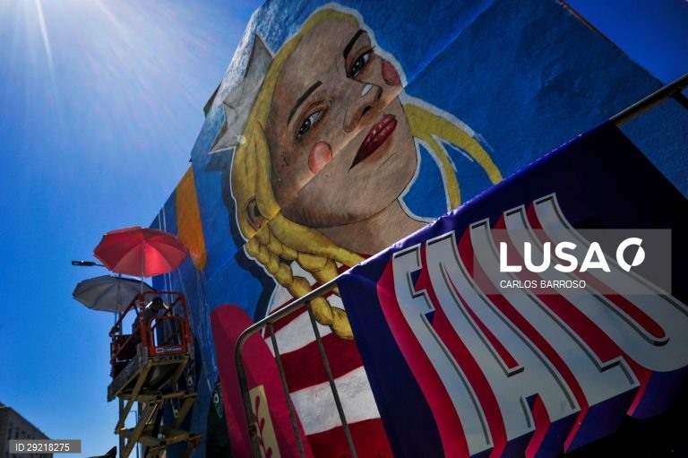 (foto 9 de 22) Os artista Constança e João Margarido “C’Marie &Egrito” pintam um mural na parede de um prédio no âmbito do Festival Artístico de Linguagem Urbana (FALU), nas Caldas da Rainha, 14 de julho de 2020 (disponibilizada a 17 de julho de 2020). A primeira fase do Festival Artístico de Linguagem Urbana, trouxe à cidade das Caldas da Rainha quatro artistas que desenharam e pintaram quatro paredes de edifícios na cidade. Coube ainda a uma dupla caldense ficar com a parede de um quinto...