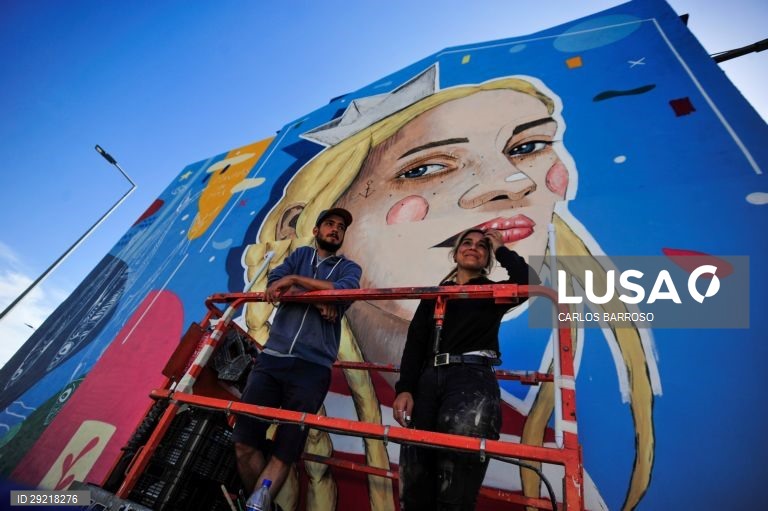 (foto 11 de 22) Os artista Constança (D) e João Margarido (E)  “C’Marie &Egrito” posam para a fotografia tendo como fundo o mural pintado por si na parede de um prédio no âmbito do Festival Artístico de Linguagem Urbana (FALU), nas Caldas da Rainha, 14 de julho de 2020 (disponibilizada a 17 de julho de 2020). A primeira fase do Festival Artístico de Linguagem Urbana, trouxe à cidade das Caldas da Rainha quatro artistas que desenharam e pintaram quatro paredes de edifícios na cidade. Coube ainda...