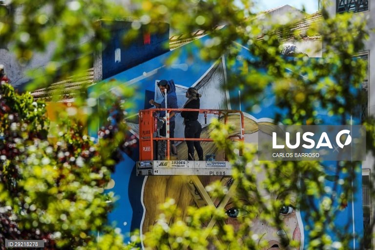(foto 8 de 22) Os artista Constança (D) e João Margarido (E) “C’Marie & Egrito” pintam um mural na parede de um prédio no âmbito do Festival Artístico de Linguagem Urbana (FALU), nas Caldas da Rainha, 14 de julho de 2020 (disponibilizada a 17 de julho de 2020). A primeira fase do Festival Artístico de Linguagem Urbana, trouxe à cidade das Caldas da Rainha quatro artistas que desenharam e pintaram quatro paredes de edifícios na cidade. Coube ainda a uma dupla caldense ficar com a parede de um...