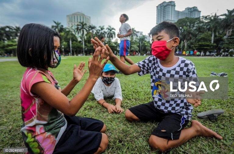 Covid-19: Crianças indonésias