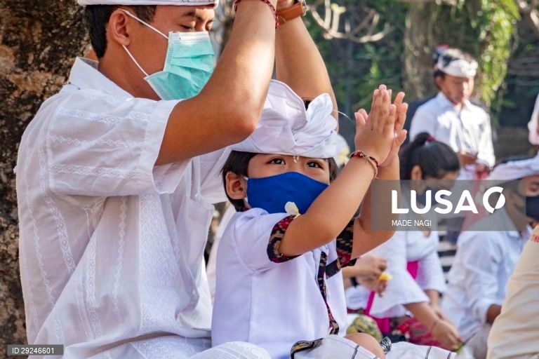 Covid-19: Crianças indonésias