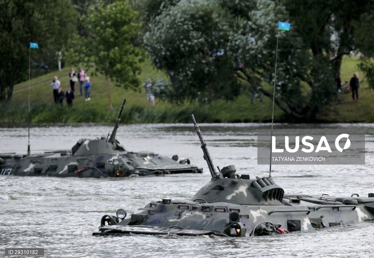 Bielorrússia: Celebrações do Dia dos Paraquedistas em Minsk
