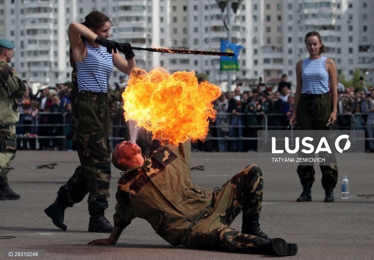 Bielorrússia: Celebrações do Dia dos Paraquedistas em Minsk