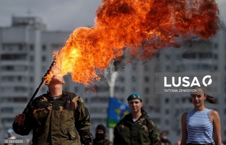 Bielorrússia: Celebrações do Dia dos Paraquedistas em Minsk