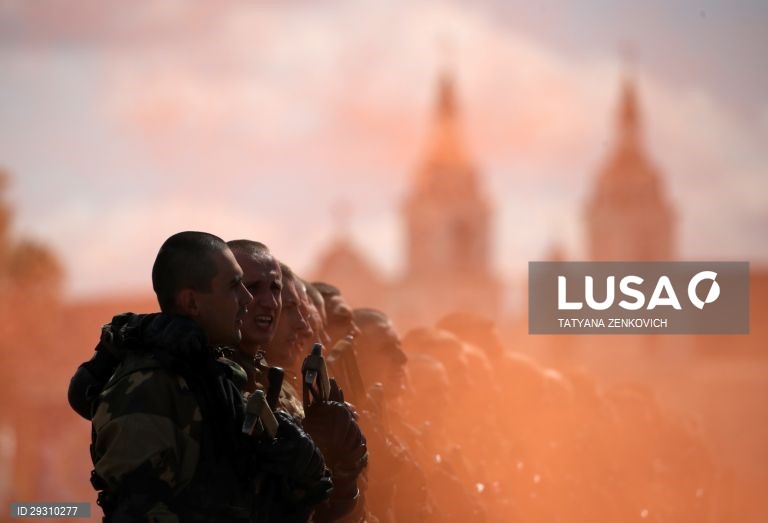Bielorrússia: Celebrações do Dia dos Paraquedistas em Minsk