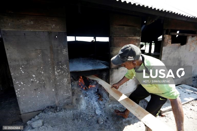 Produção tradicional de sal na Indonésia