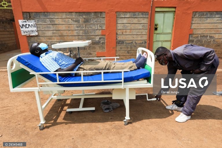 Covid-19: Um homem queniano constrói camas hospitalares 