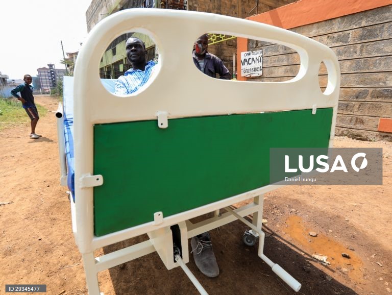 Covid-19: Um homem queniano constrói camas hospitalares 