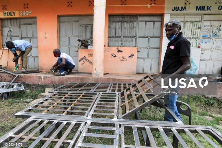Covid-19: Um homem queniano constrói camas hospitalares 