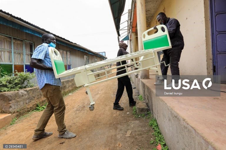Covid-19: Um homem queniano constrói camas hospitalares 