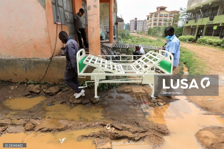 Covid-19: Um homem queniano constrói camas hospitalares 