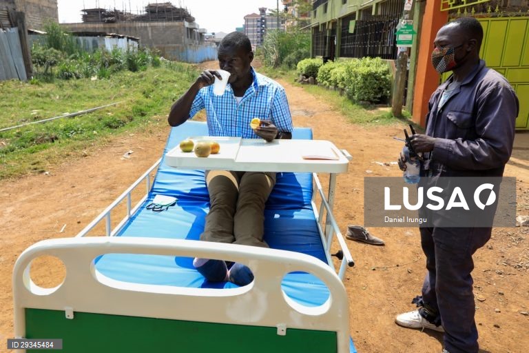 Covid-19: Um homem queniano constrói camas hospitalares 