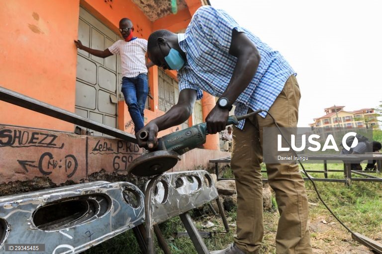 Covid-19: Um homem queniano constrói camas hospitalares 