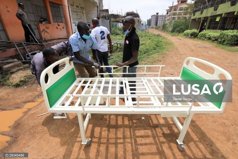 Covid-19: Um homem queniano constrói camas hospitalares 