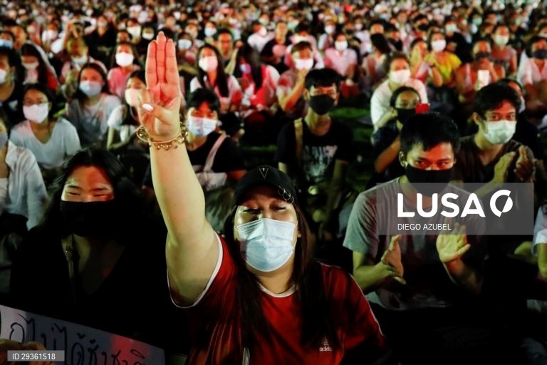 Tailândia: Manifestaçao antigovernamental em Banguecoque