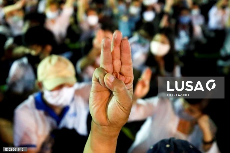 Tailândia: Manifestaçao antigovernamental em Banguecoque