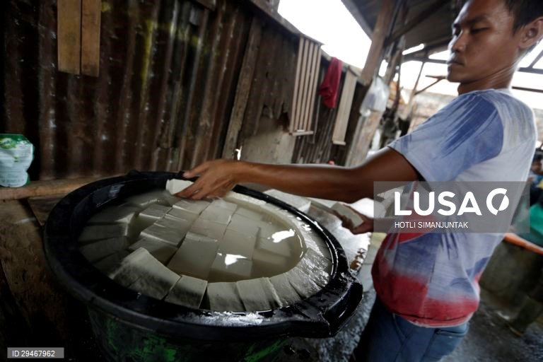 Produção de tofu na Indonésia