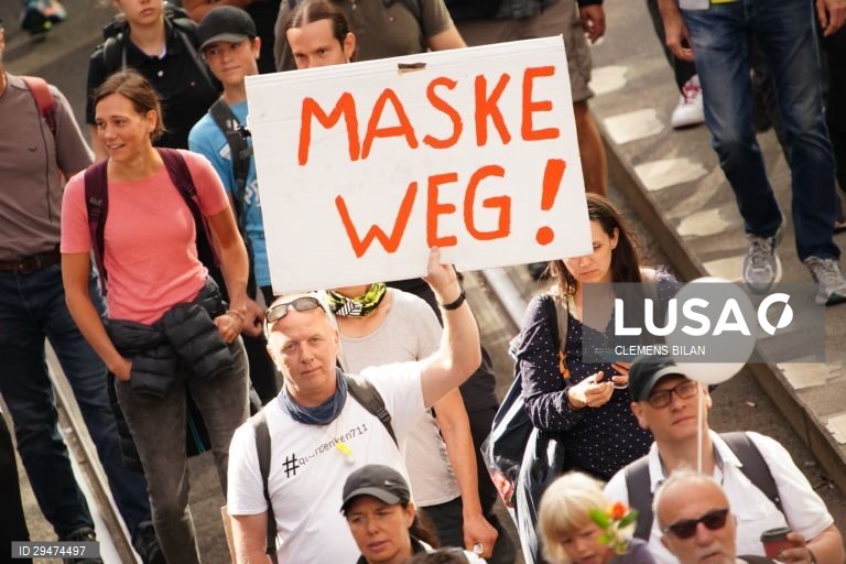 Alemanha: Manifestação em Berlim contra as medidas sociais e económicas contra a pademia da covid-19