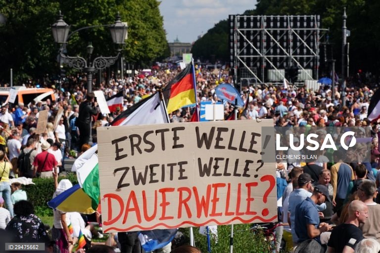 Alemanha: Manifestação em Berlim contra as medidas sociais e económicas contra a pademia da covid-19