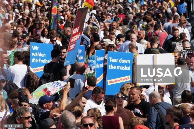 Alemanha: Manifestação em Berlim contra as medidas sociais e económicas contra a pademia da covid-19