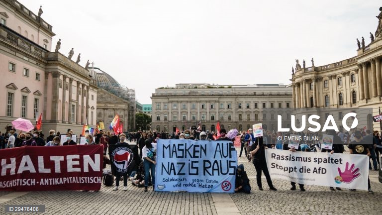 Alemanha: Manifestação em Berlim contra as medidas sociais e económicas contra a pademia da covid-19