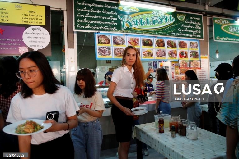 Universidade tailandesa permite aos estudantes transgénero usar uniformes apropriados ao género