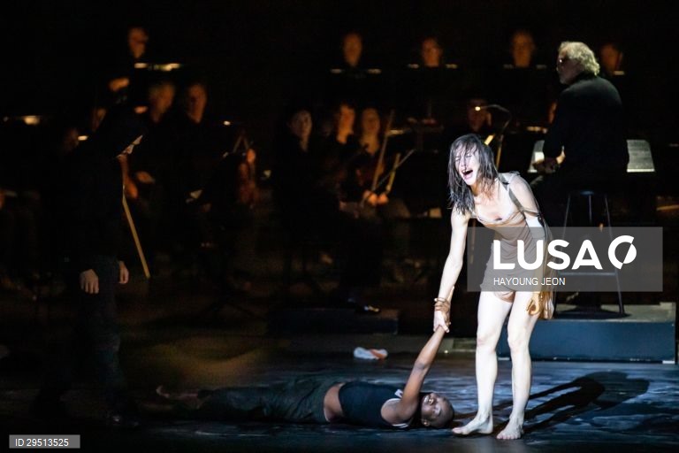 Teatro: Estreia da peça "Baby Doll - Histórias de Vida Reais de Mulheres Refugiadas" em Berlim