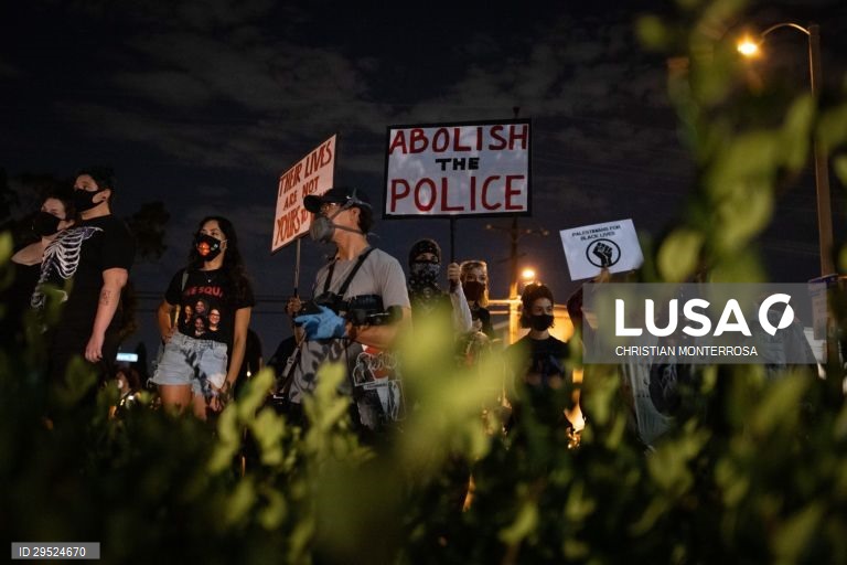 Em Los Angeles os manifestantes exigem justiça pelo assassinato de Dijon Kizzee