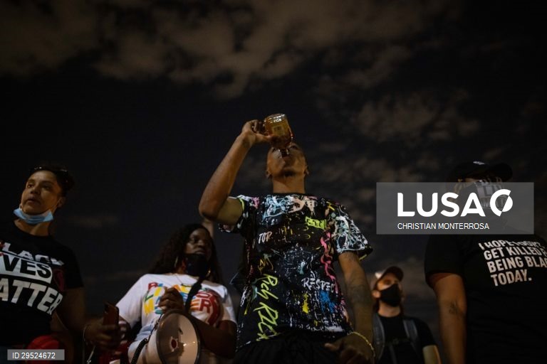 Em Los Angeles os manifestantes exigem justiça pelo assassinato de Dijon Kizzee