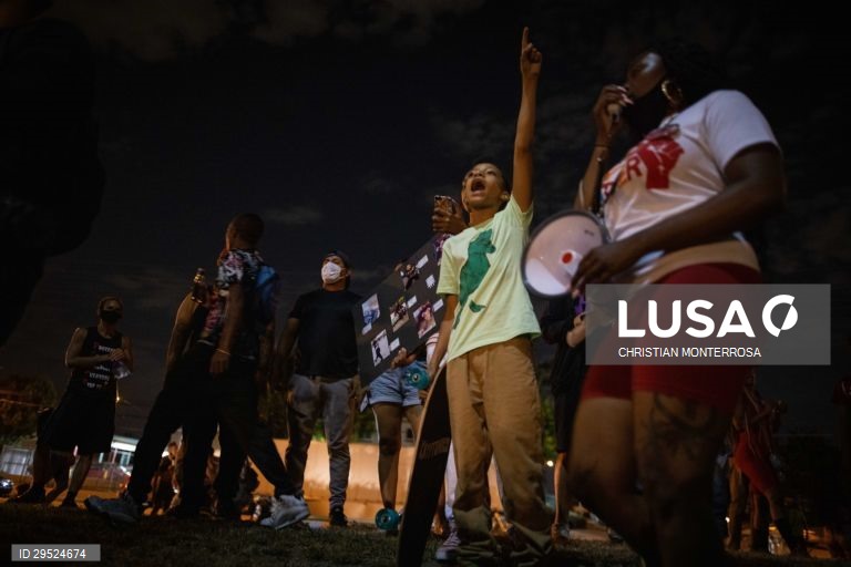 Em Los Angeles os manifestantes exigem justiça pelo assassinato de Dijon Kizzee