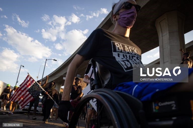Em Los Angeles os manifestantes exigem justiça pelo assassinato de Dijon Kizzee