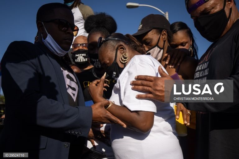 Em Los Angeles os manifestantes exigem justiça pelo assassinato de Dijon Kizzee