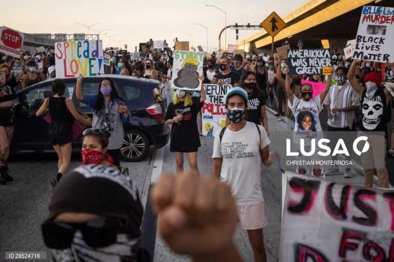 Em Los Angeles os manifestantes exigem justiça pelo assassinato de Dijon Kizzee