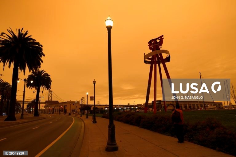 Fumo do incêndio torna a área da baía de San Francisco laranja